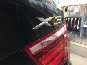 BMWX3・ジーゾックス・ハイドロフィニッシュ施工後のリアエンブレム